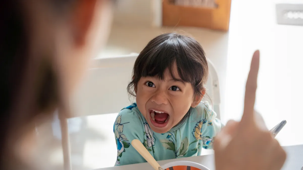 Criança sendo agressiva com a mãe